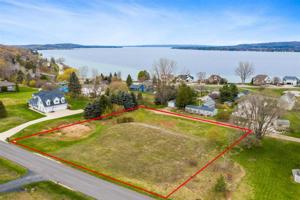 907 Lakeview Dr.