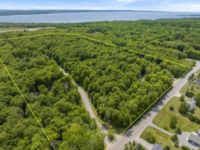 8395 Pleasantview Woods Circle