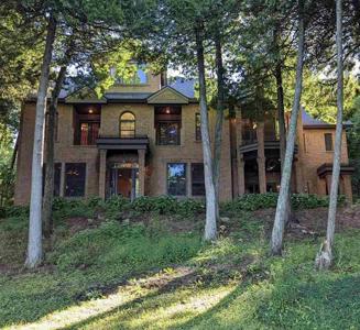 2796 Lake Shore Drive