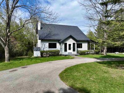 3877 Commodore Drive