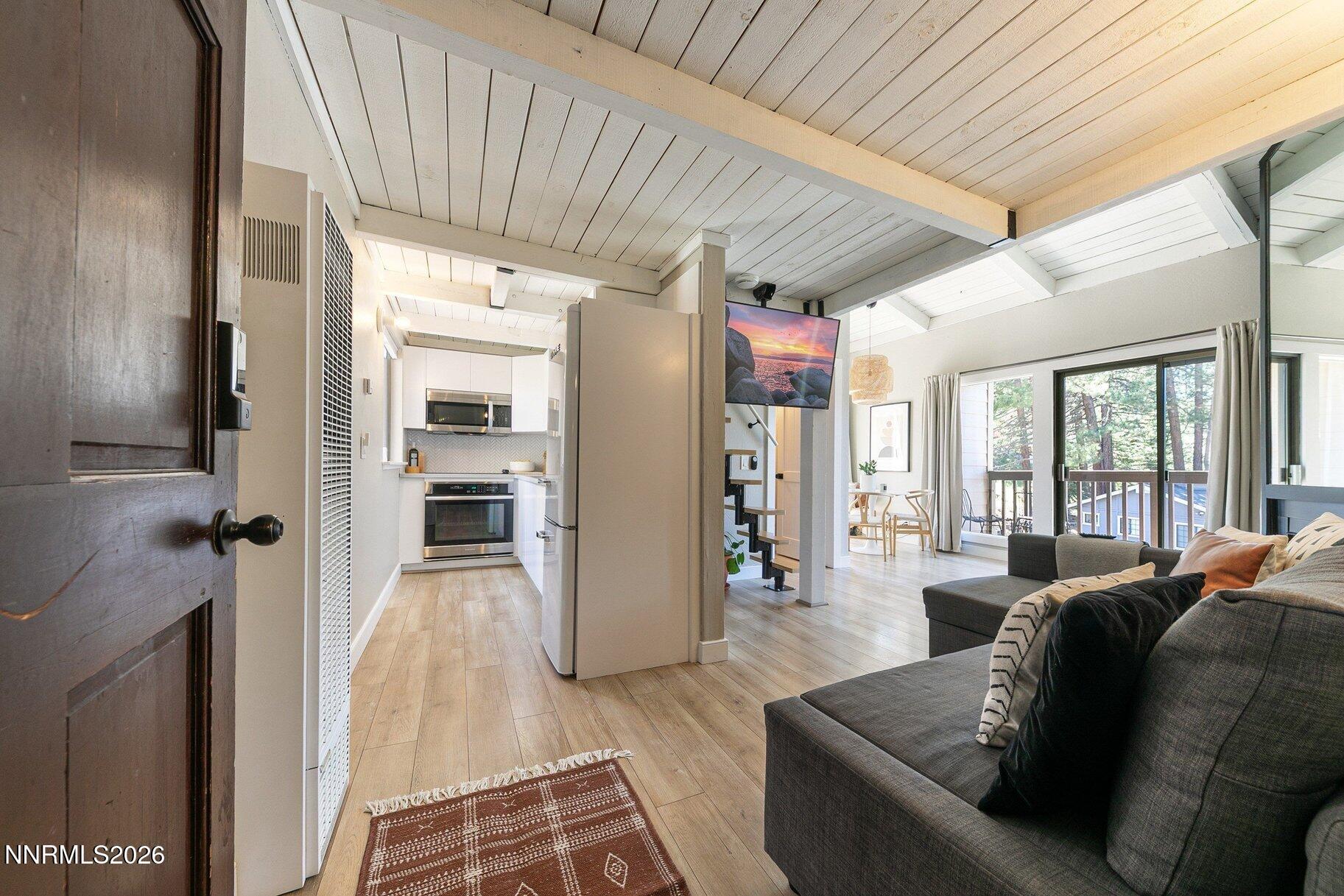 Image 3: 003_014-010-interior-3360x2240_851