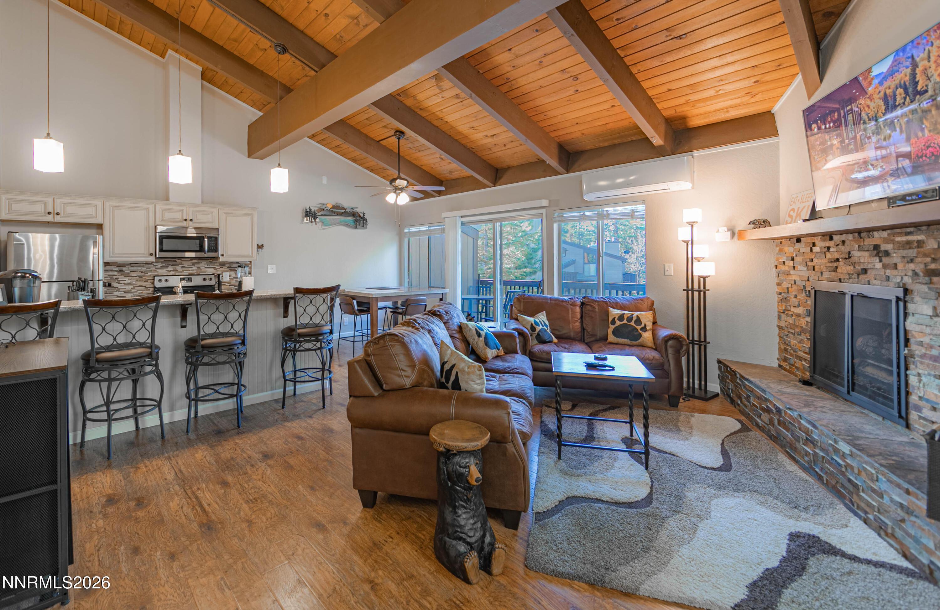 Image 3: Living Room