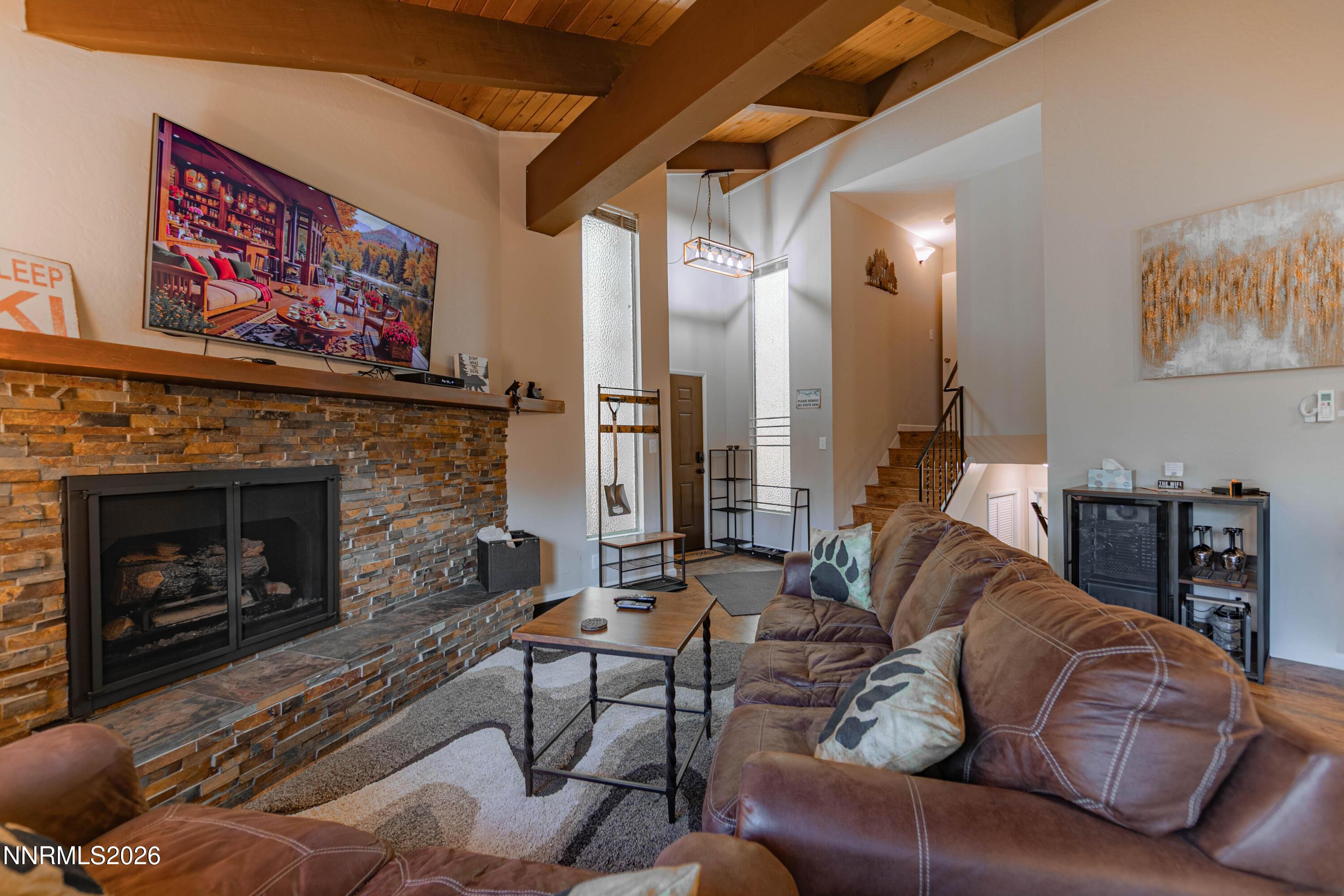 Image 4: Living Room 2