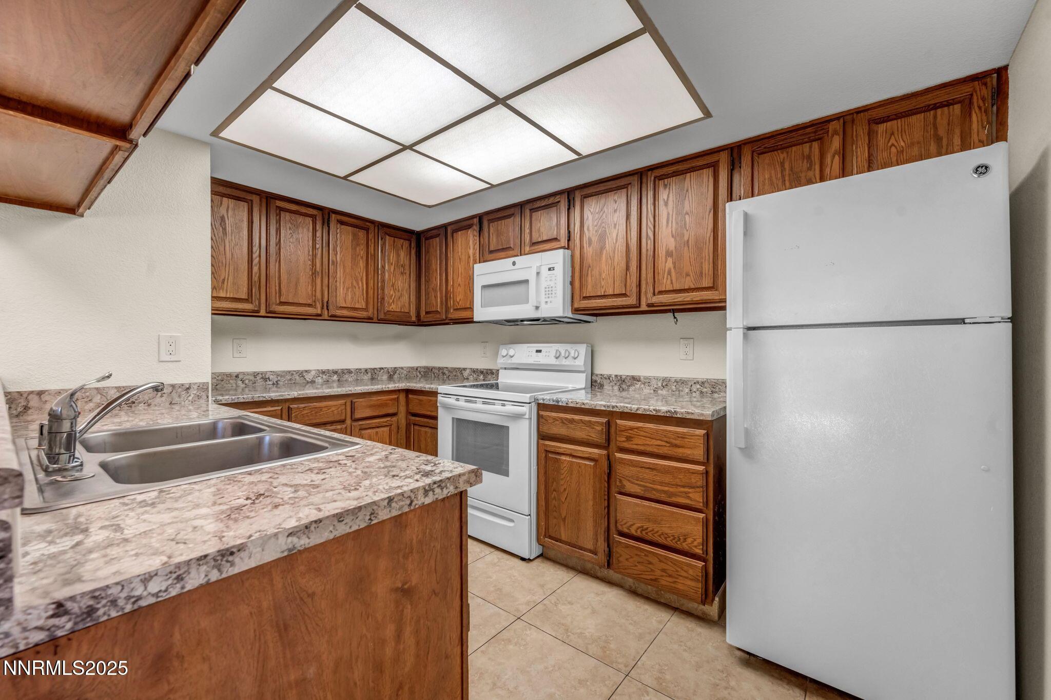 Image 3: 11-web-or-mls-3095-lakeside-dr-102