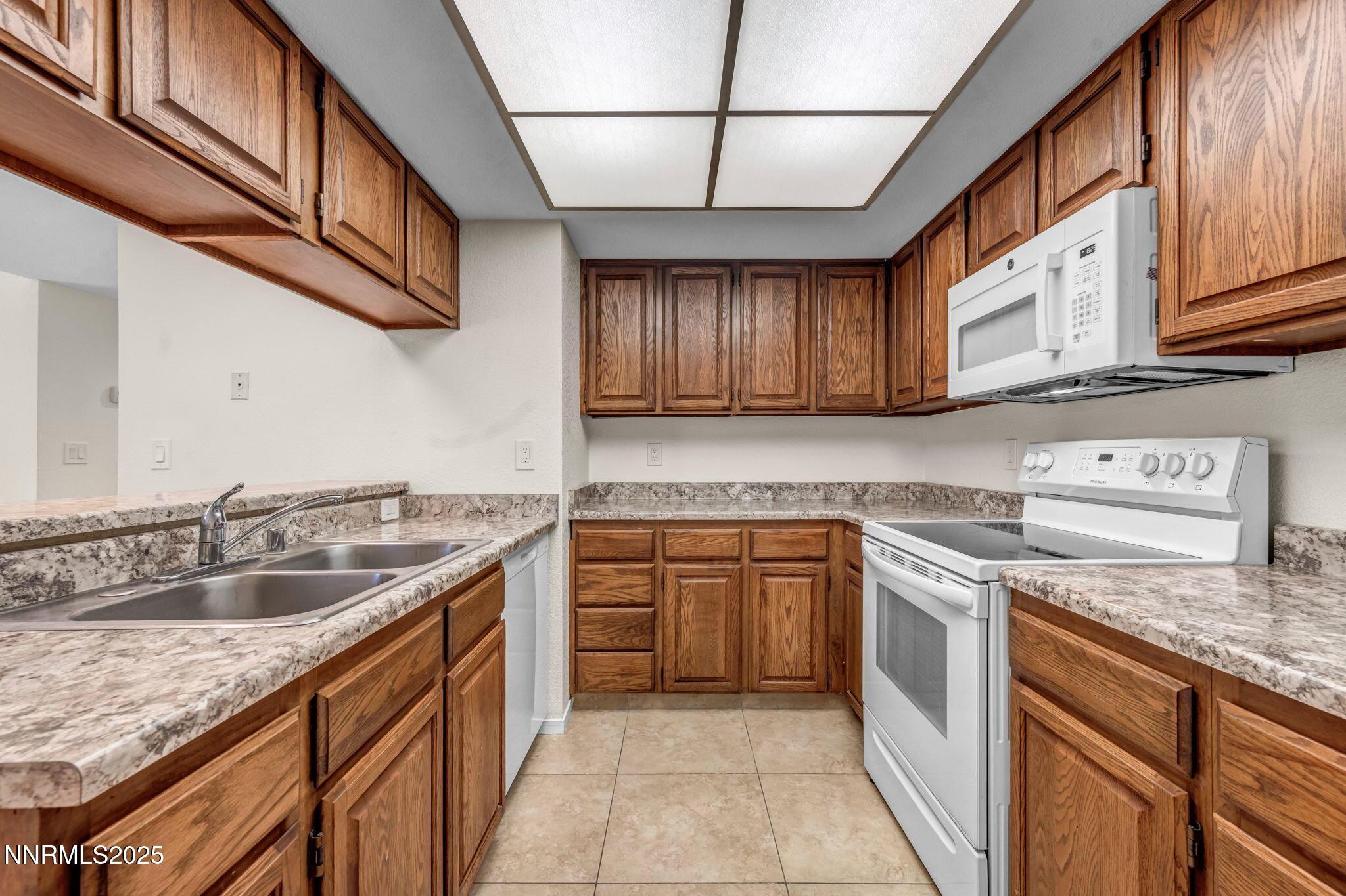 Image 4: 12-web-or-mls-3095-lakeside-dr-102