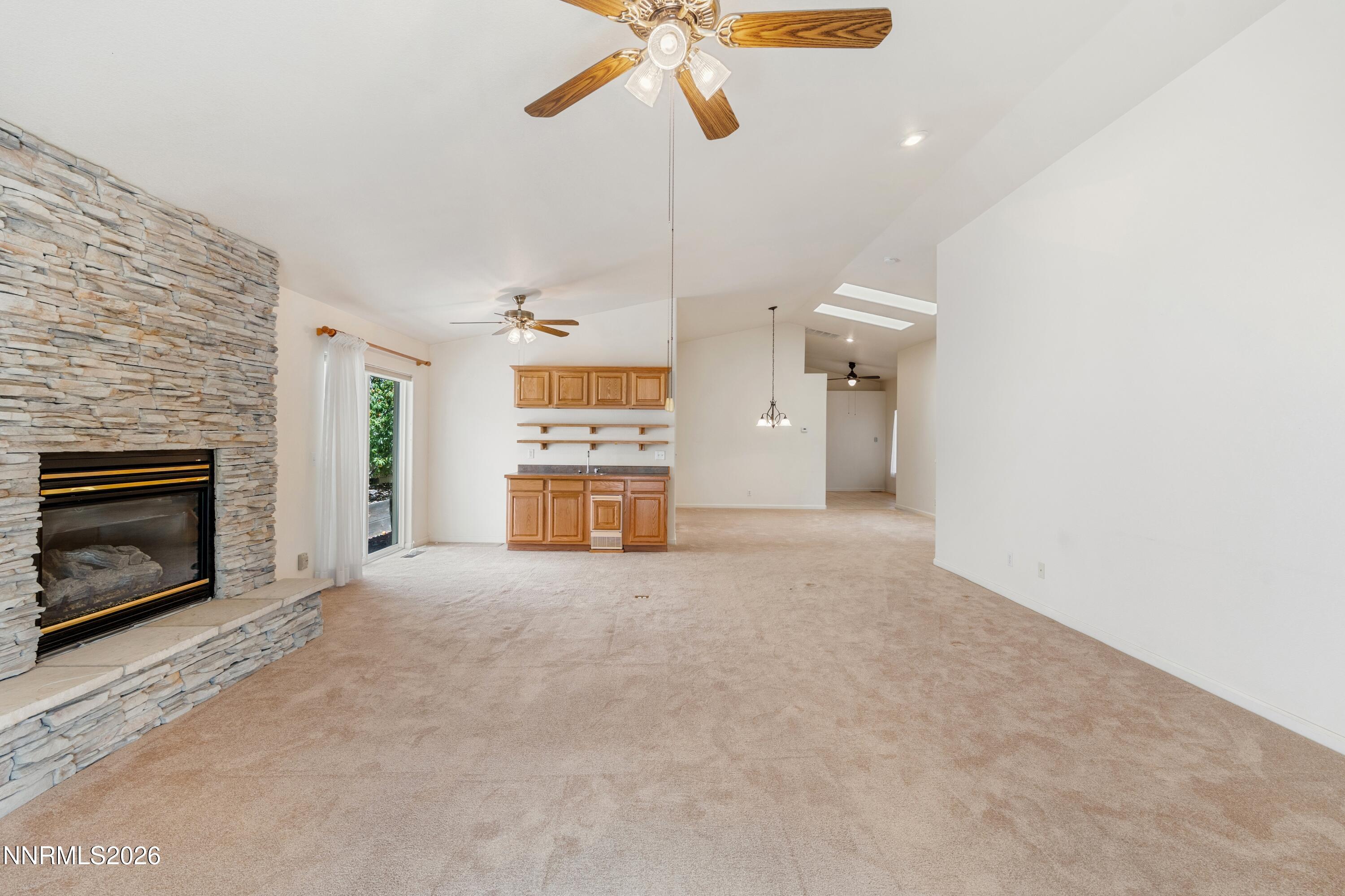 Image 4: Living Room