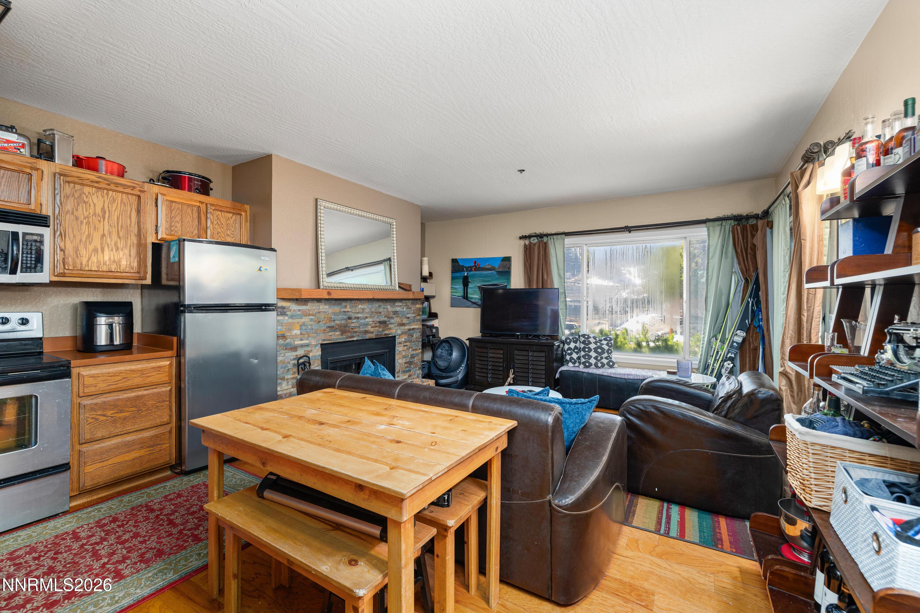 Image 4: Living Area