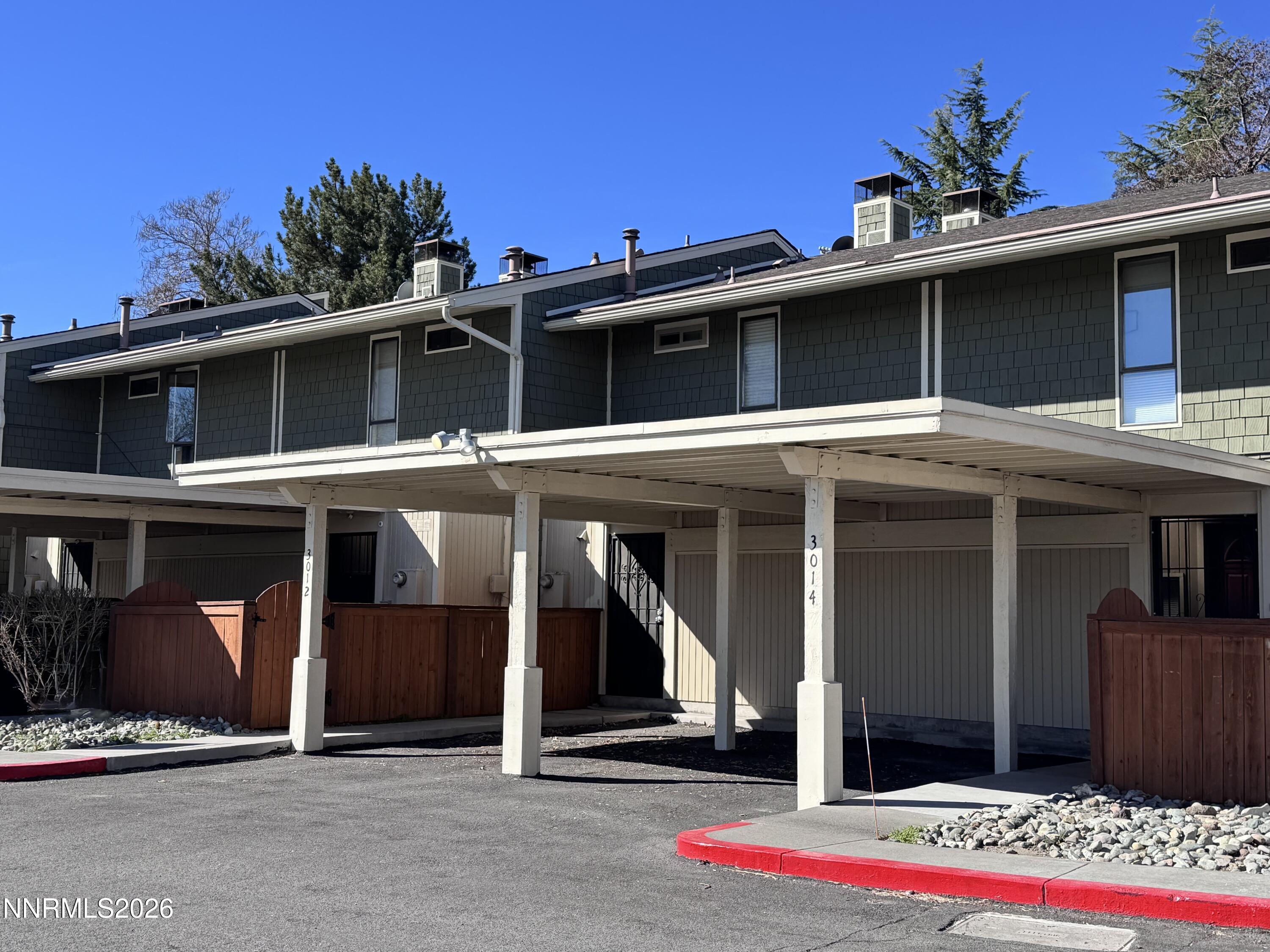 Image 2: Carport