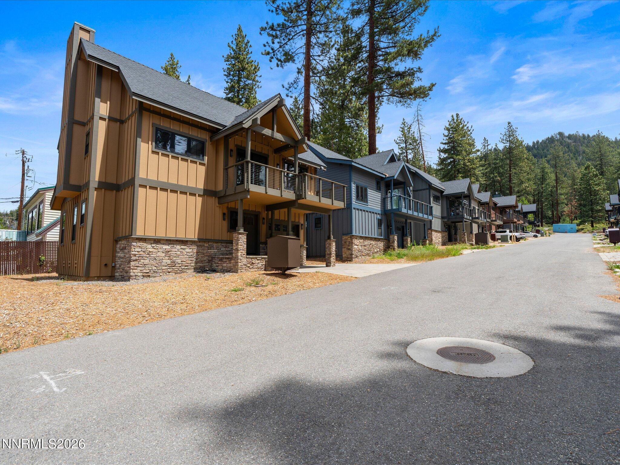 Image 4: 03-1200 Tahoe Glen-102