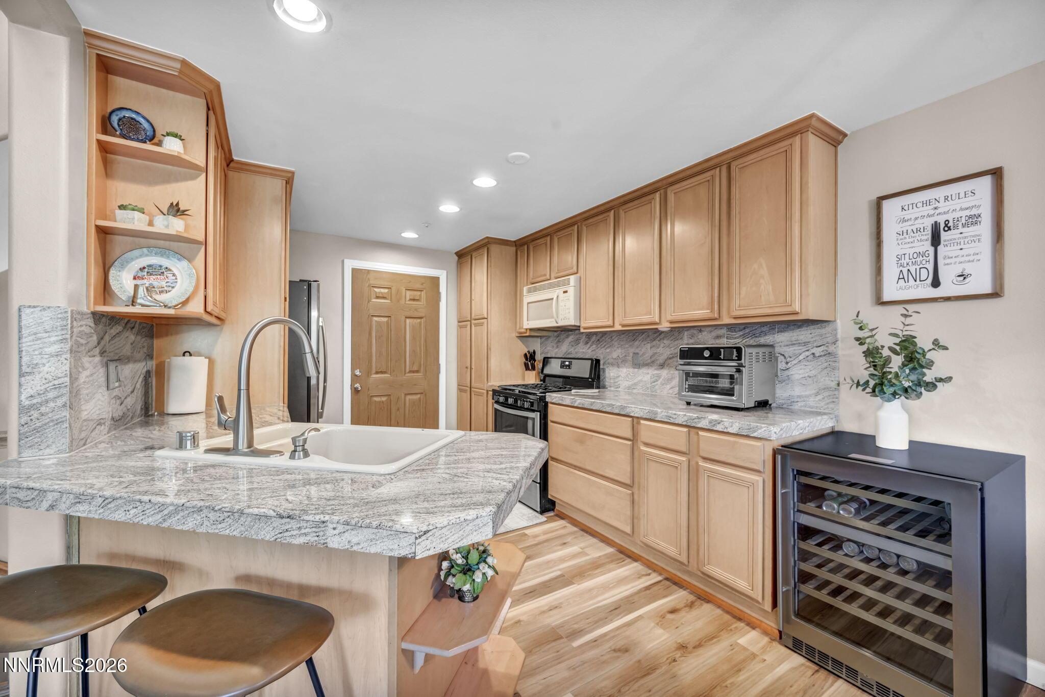 Image 4: 4-web-or-mls-400-fairview-blvd-215