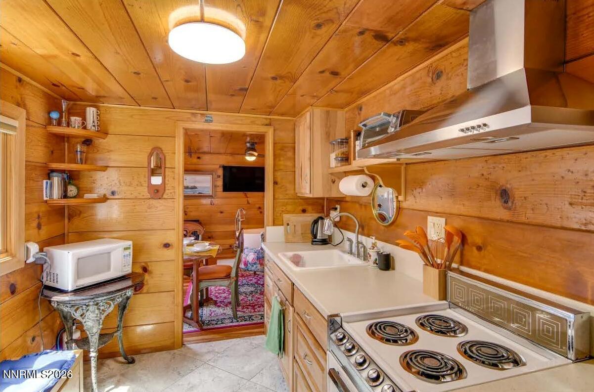 Image 4: 212 kitchen
