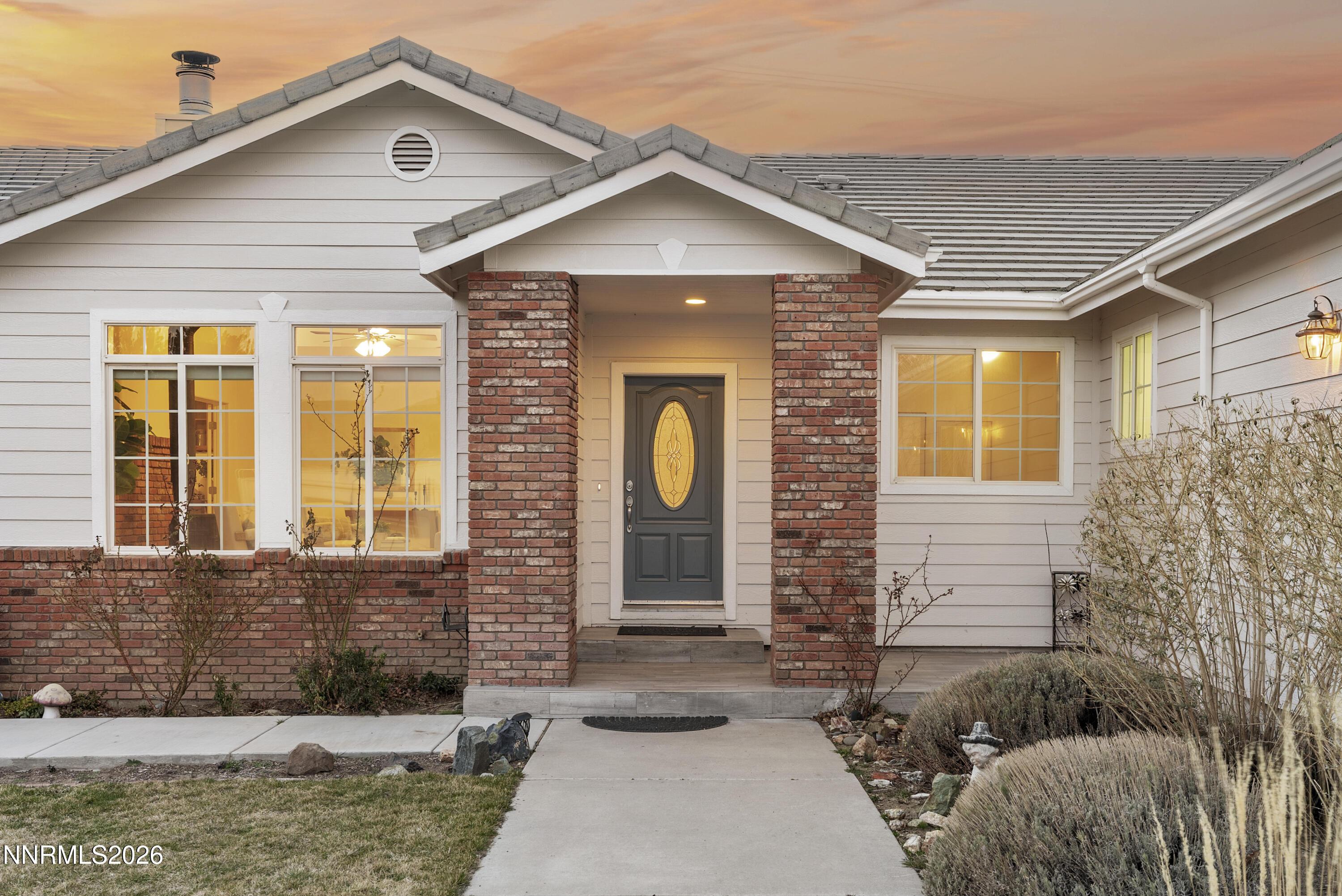 Image 2: 325OldWashoeCir-87