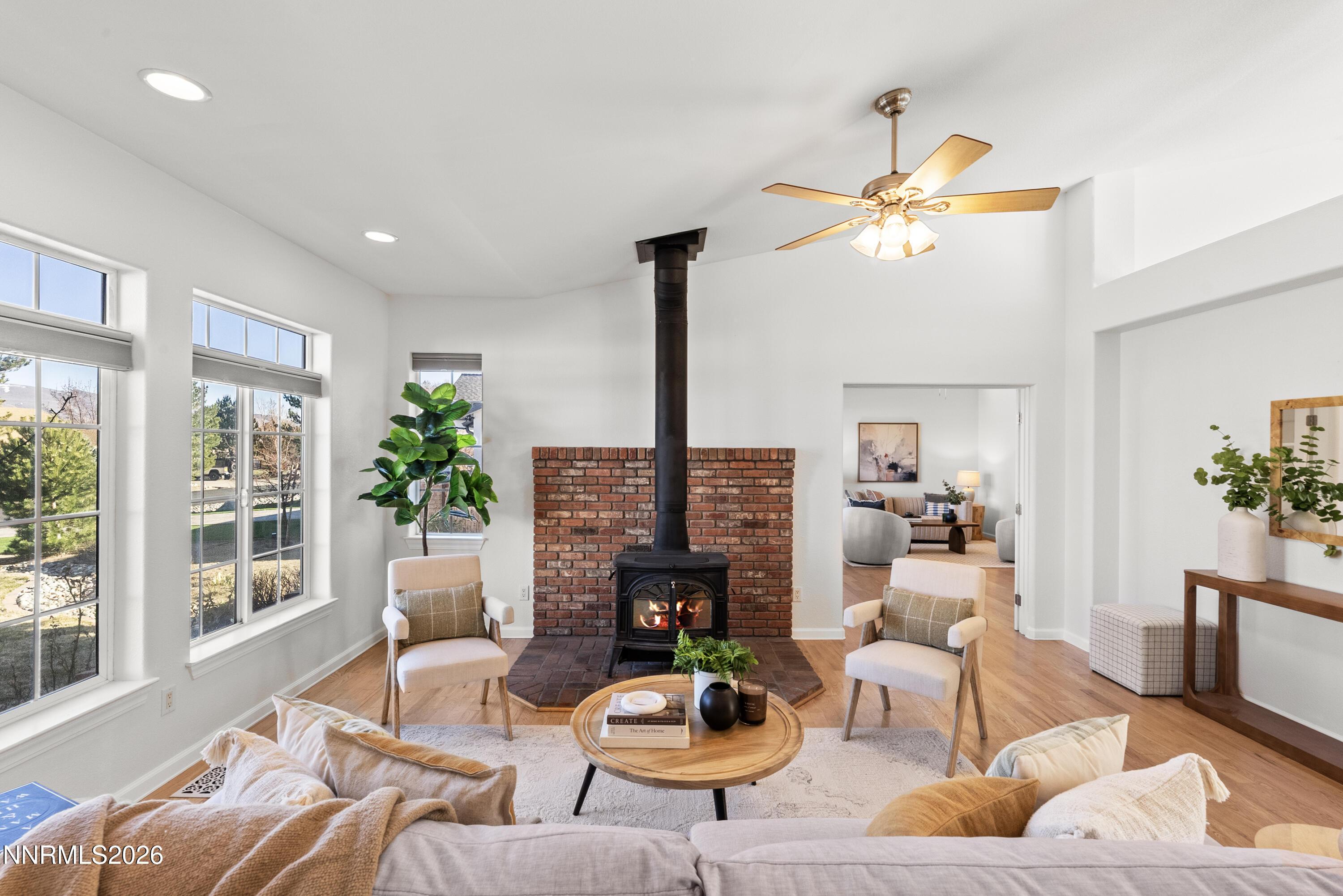 Image 3: 325OldWashoeCir-34