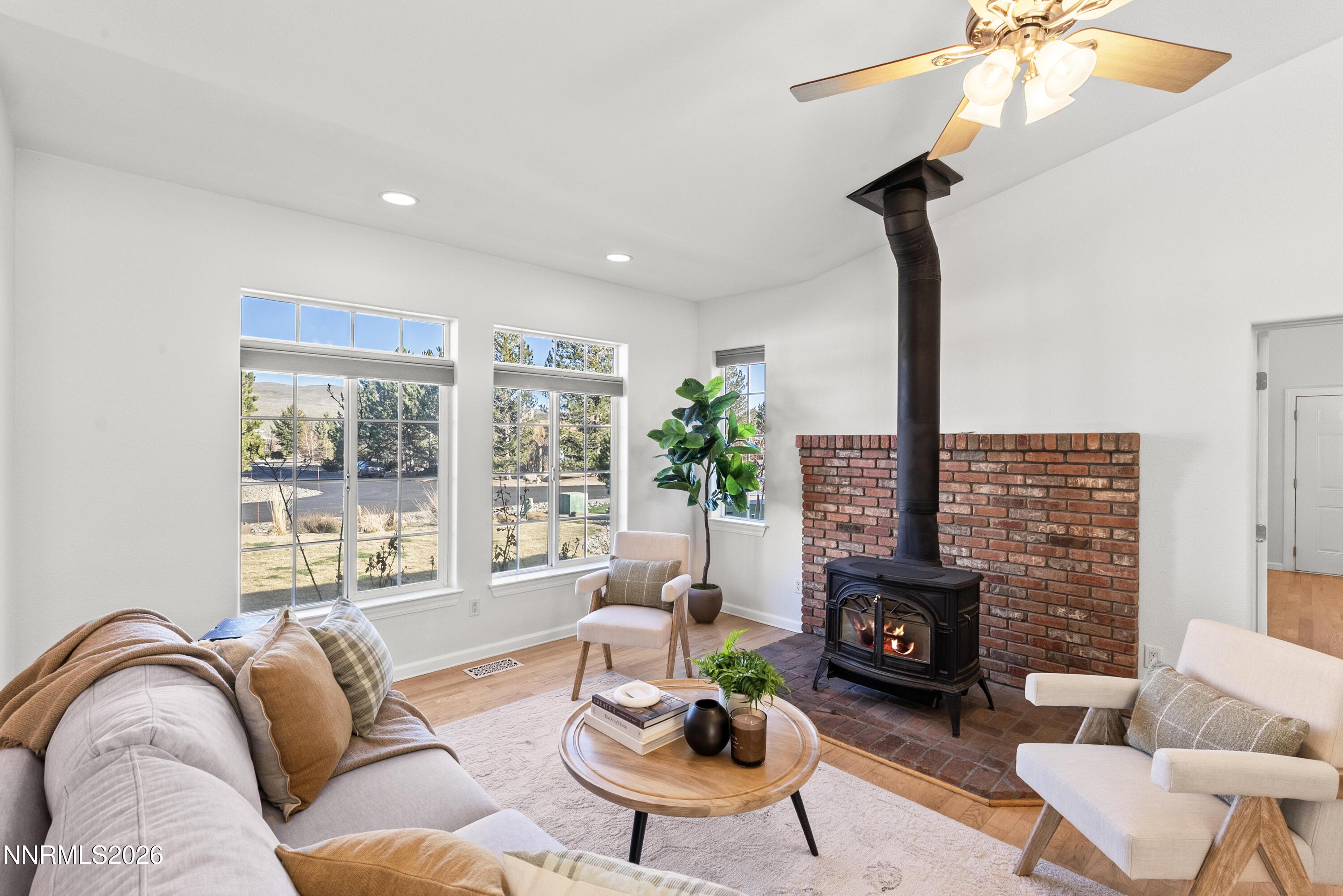 Image 4: 325OldWashoeCir-37