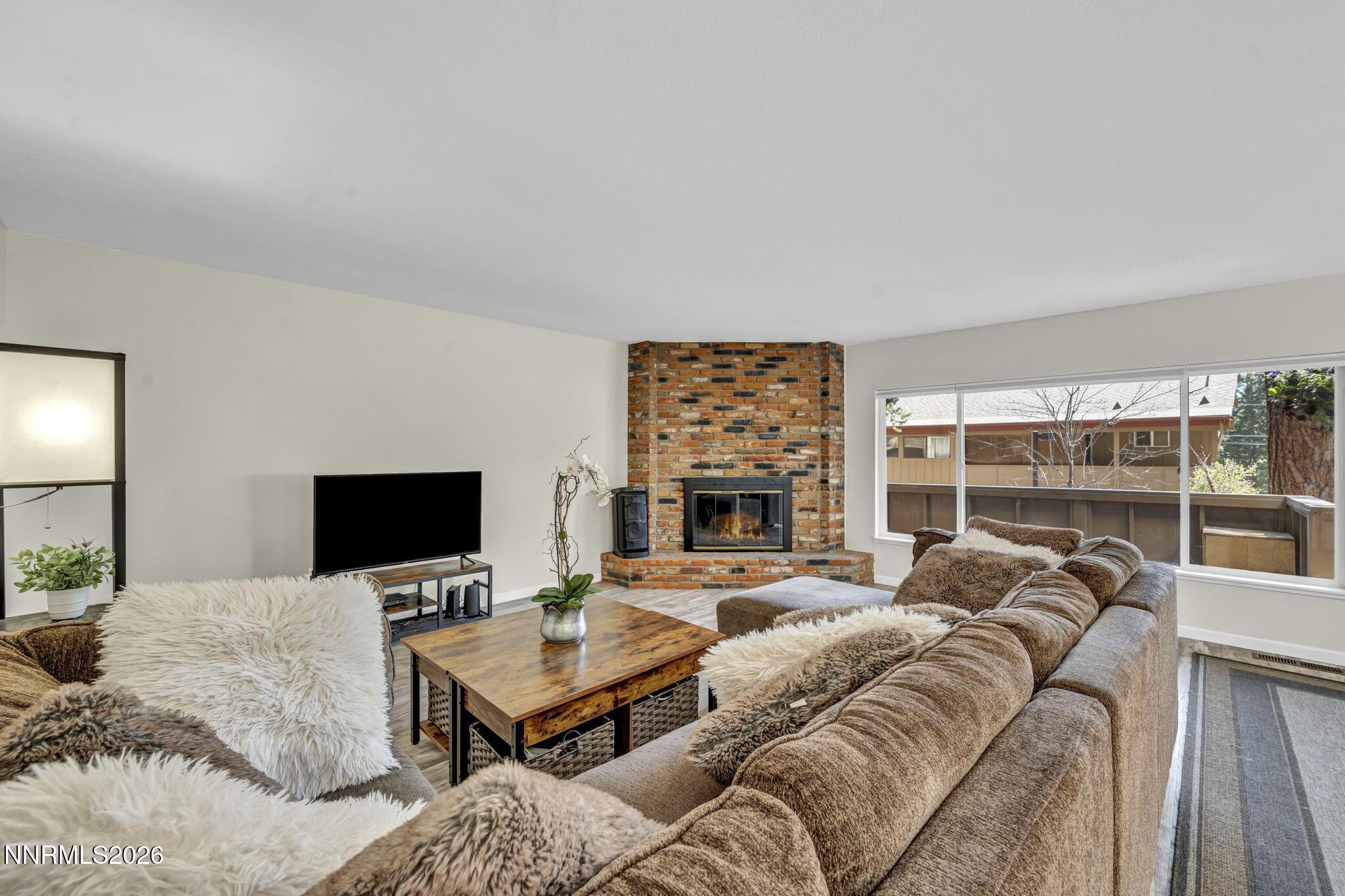 Image 2: 32-web-or-mls-866-northwood-blvd