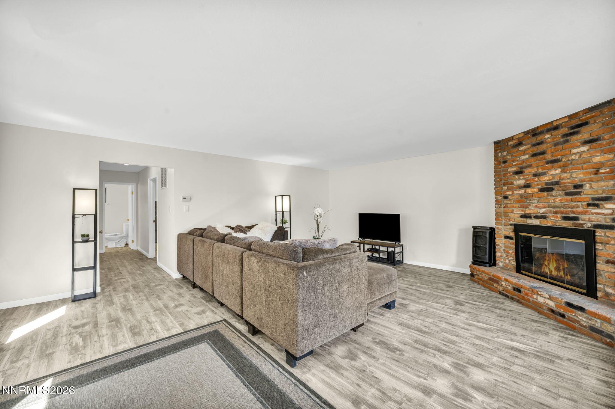 Image 3: 29-web-or-mls-866-northwood-blvd