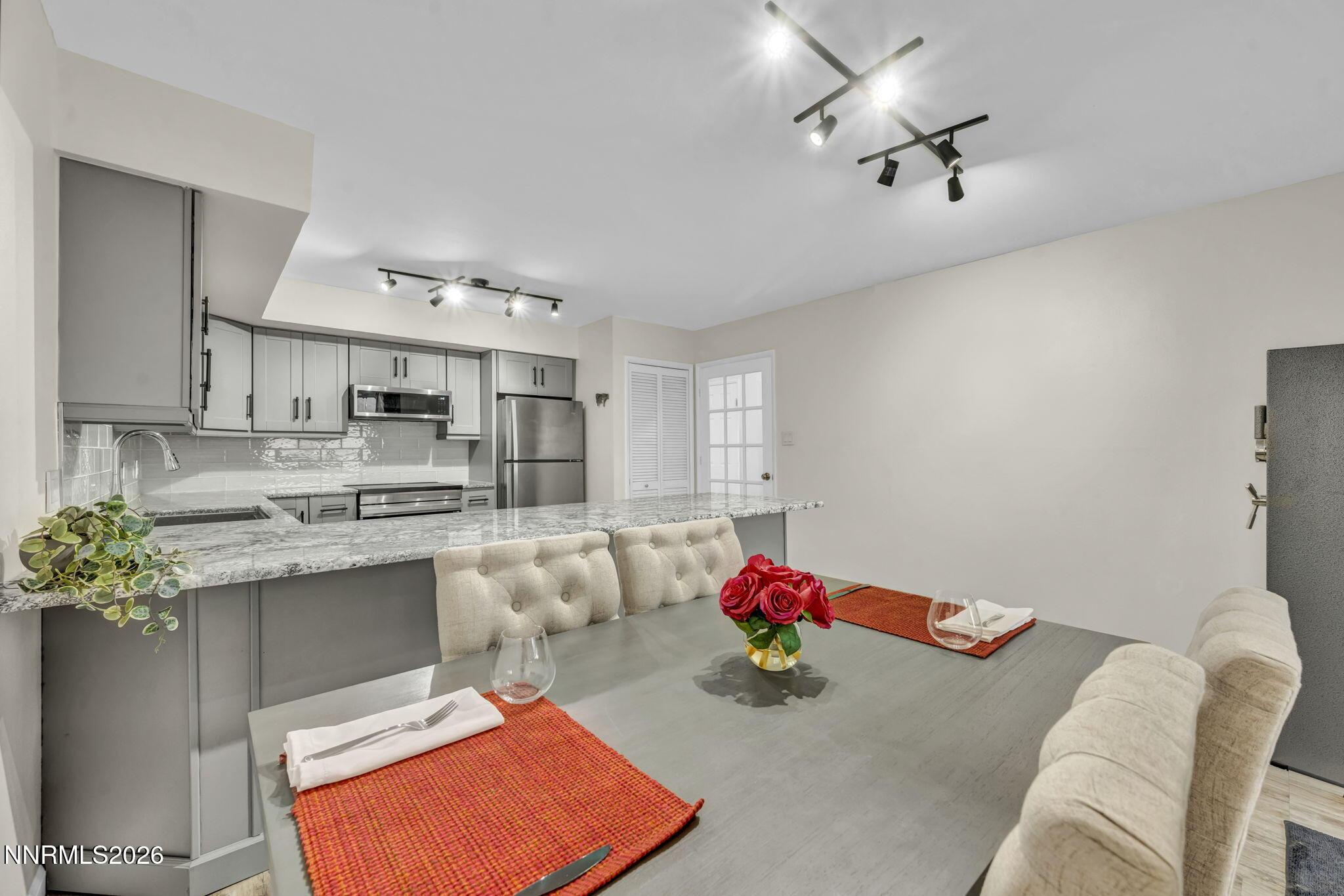 Image 4: 34-web-or-mls-866-northwood-blvd