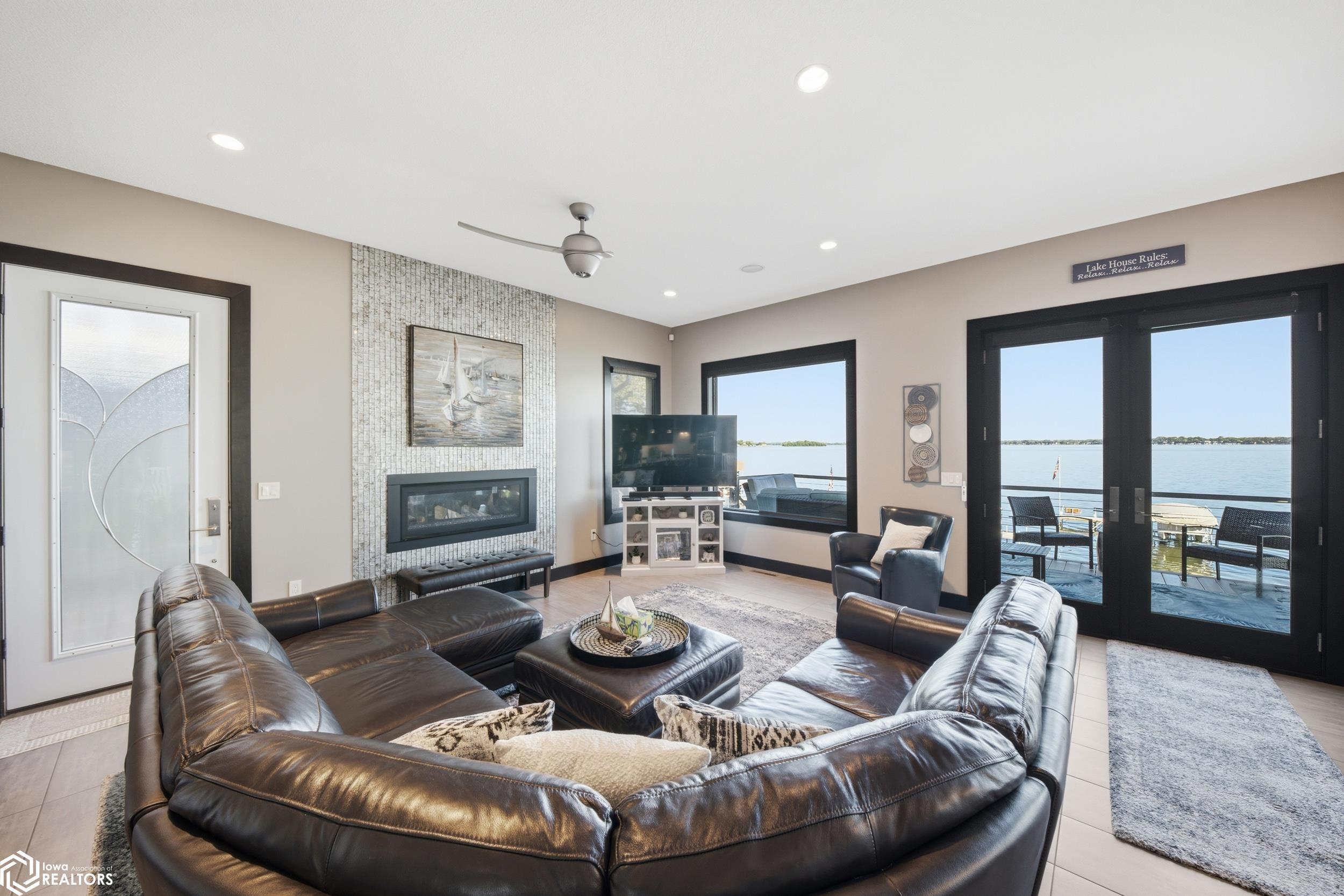 Image 2: Living Room Image 2: Living Room