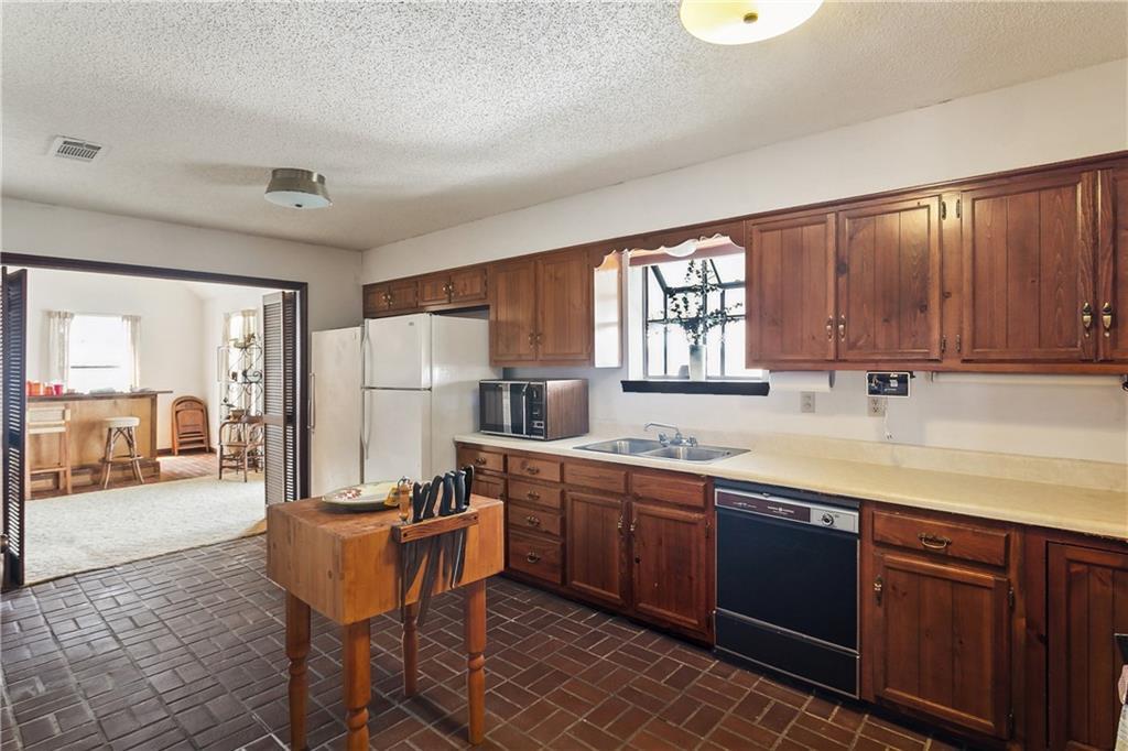 Image 3: Kitchen looking into the wet bar area