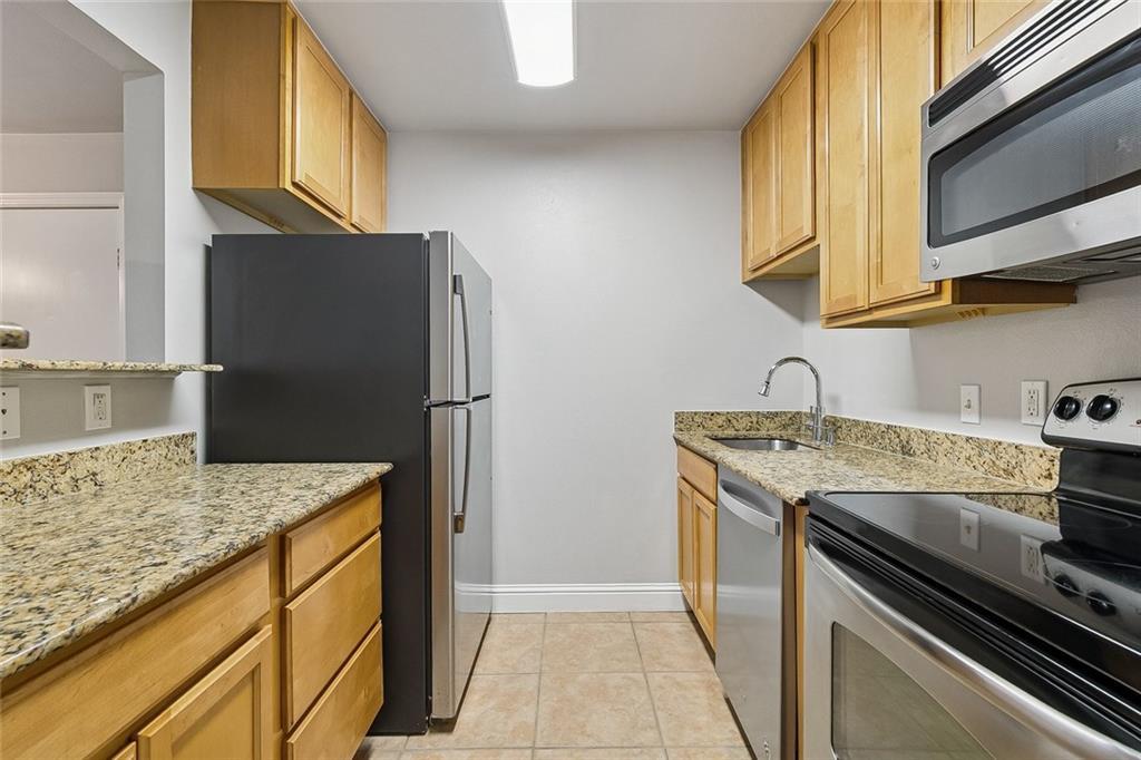 Image 4: galley kitchen