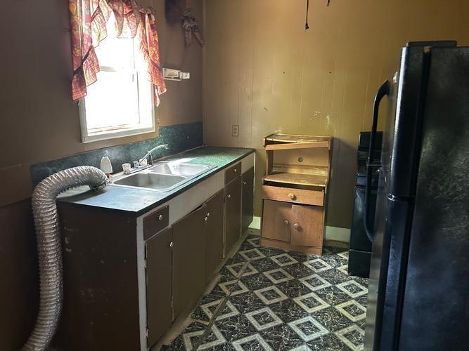 Image 3: Kitchen
