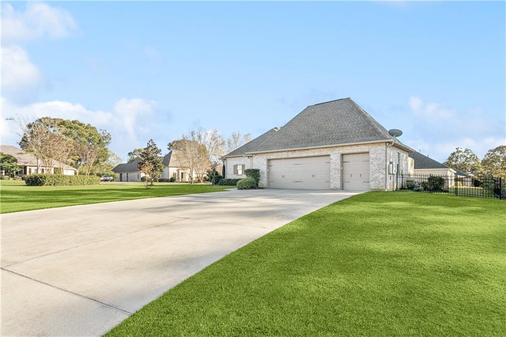 Image 2: EXPANSIVE DRIVEWAY FOR GUEST PARKING
