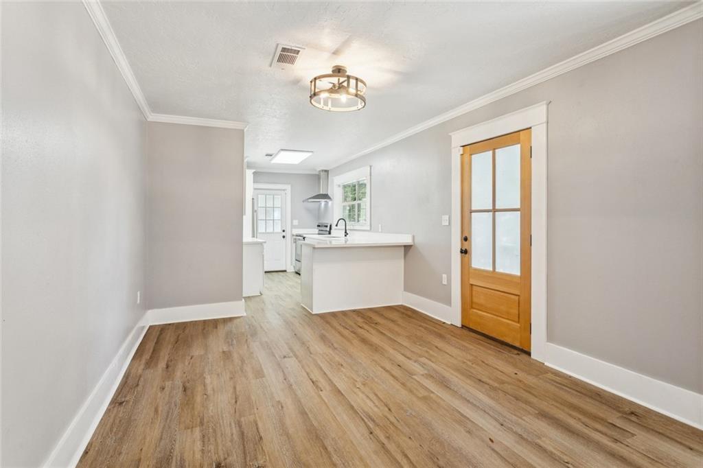 Image 4: Entry/Dining