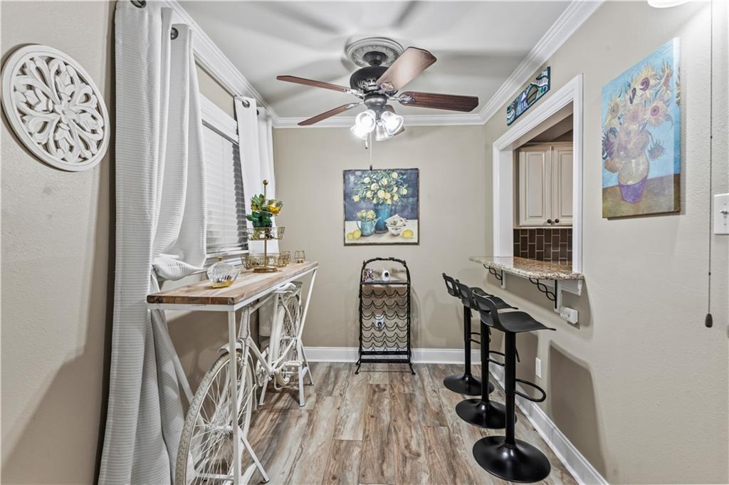 Image 4: Dining room