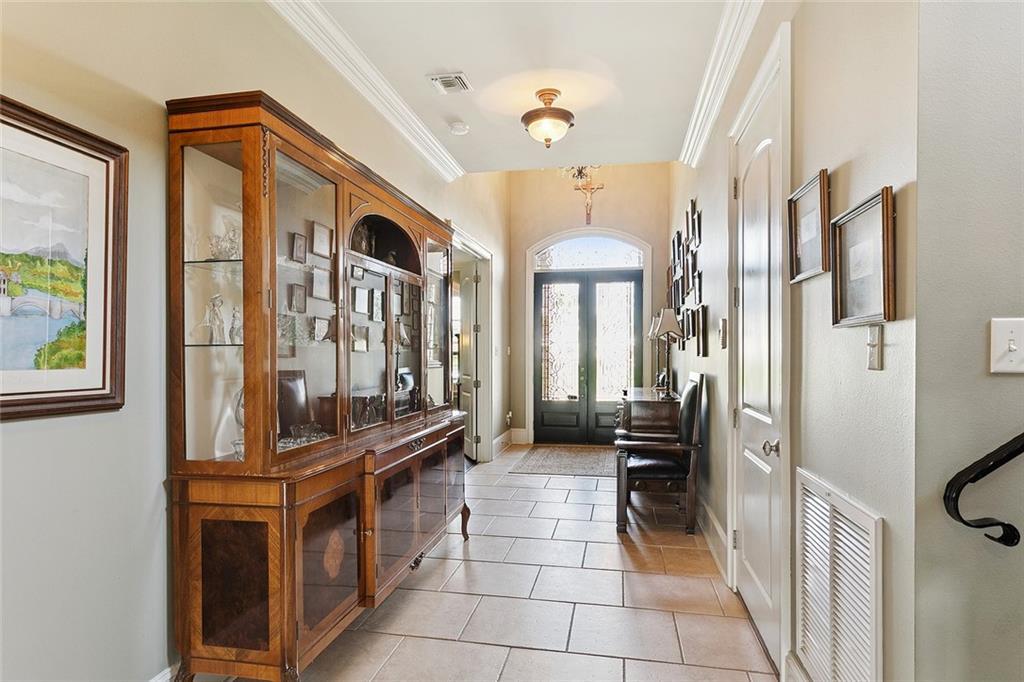 Image 4: Foyer facing front door