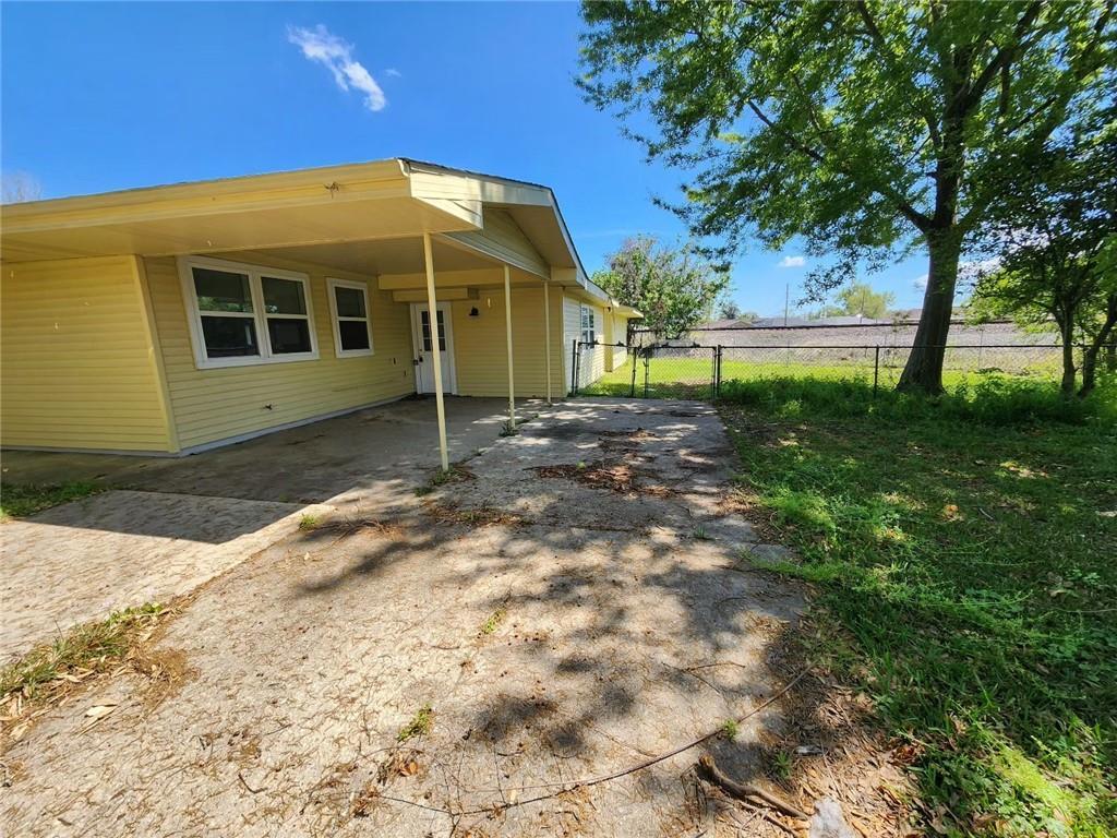 Image 4: carport