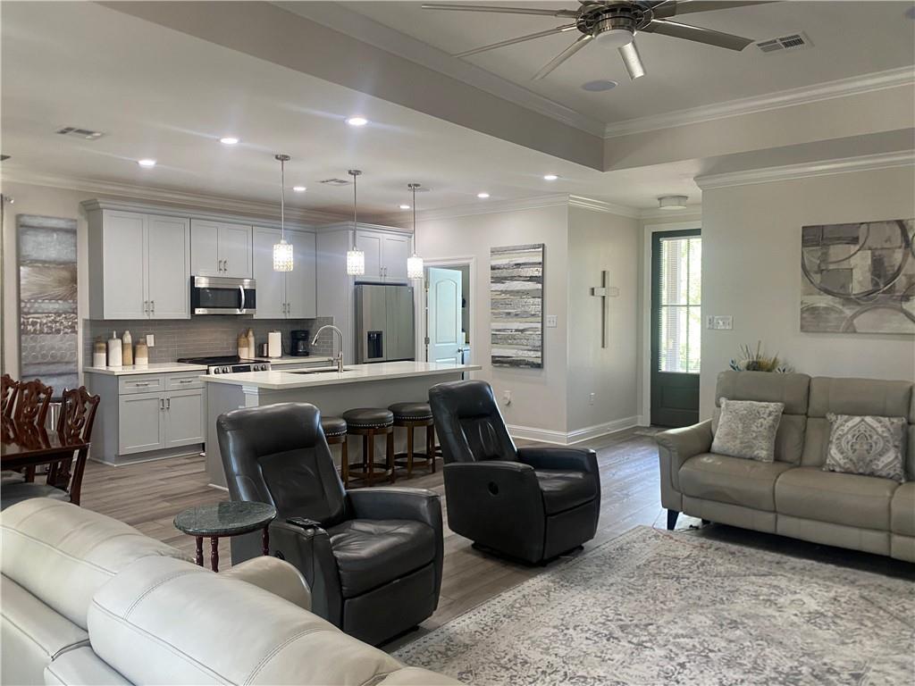 Image 3: Open, spacious Living area