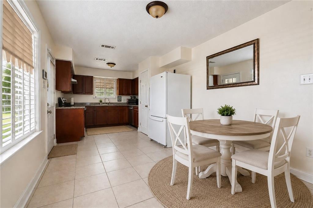 Image 4: Breakfast area/kit w/ virtual staging curtesy of A