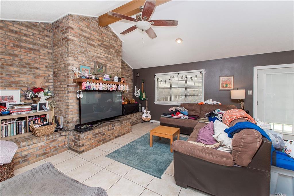 Image 4: Living Room