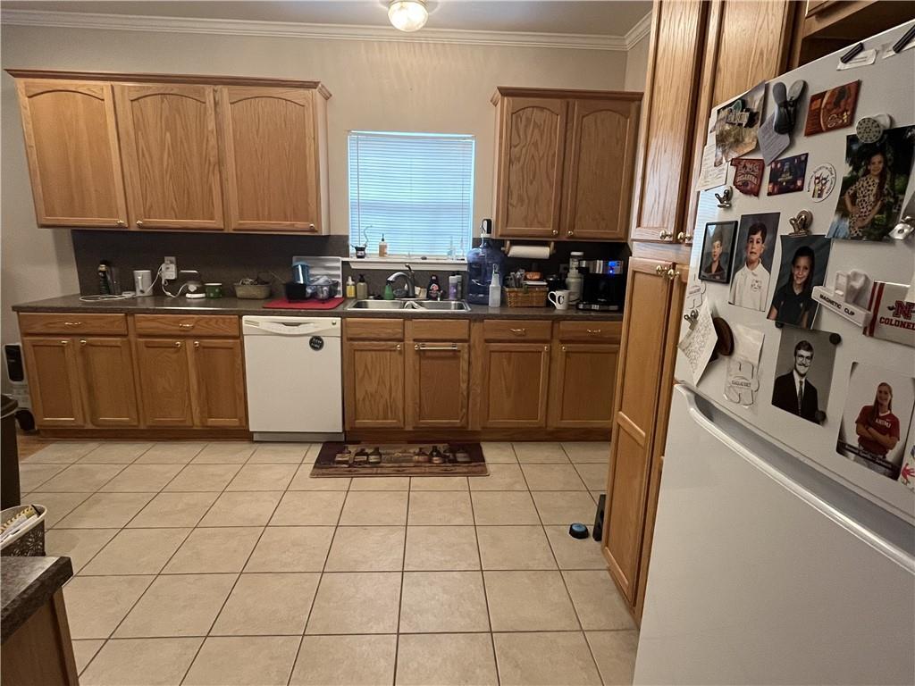 Image 4: Kitchen