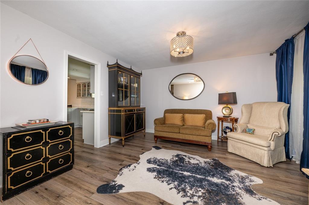 Image 3: Dining/Sitting Room