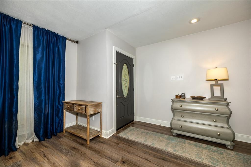Image 4: Foyer