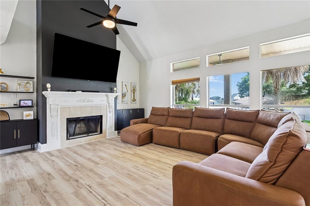 Image 3: Living Room