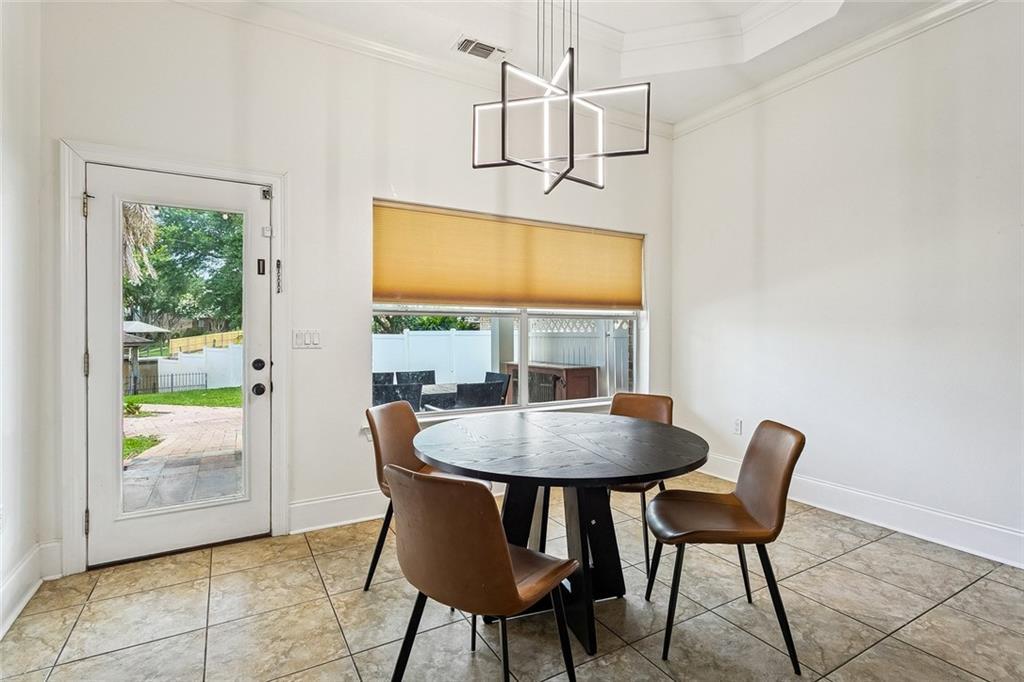 Image 4: Breakfast Nook