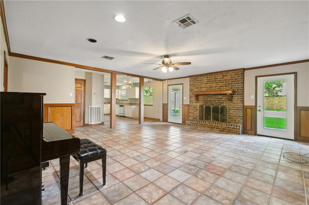 Image 3: LIVING ROOM