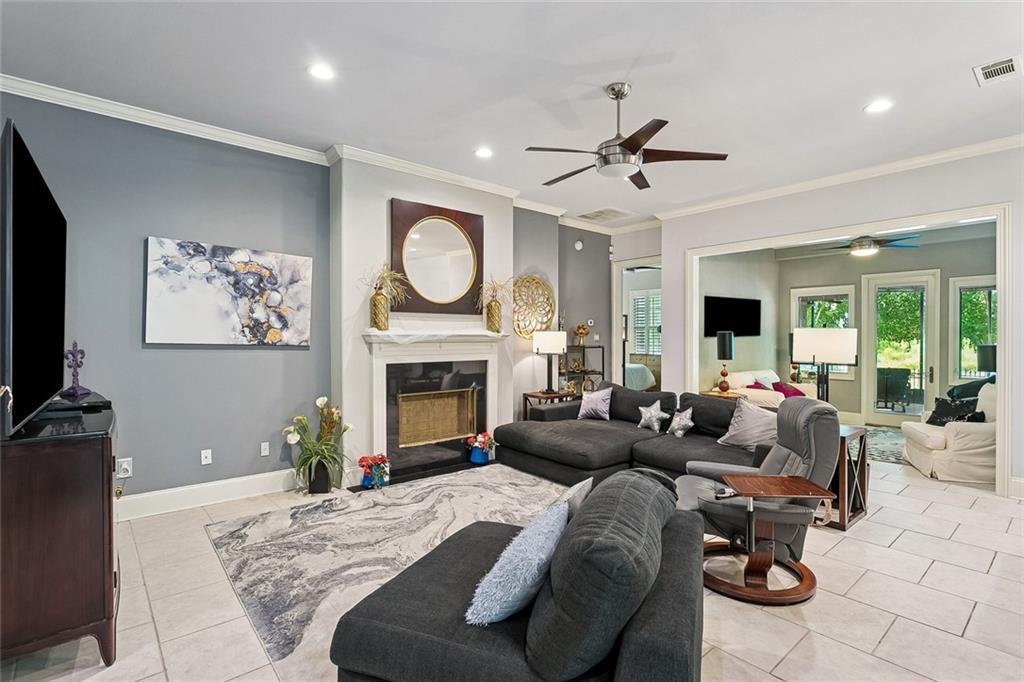 Image 4: Living Room