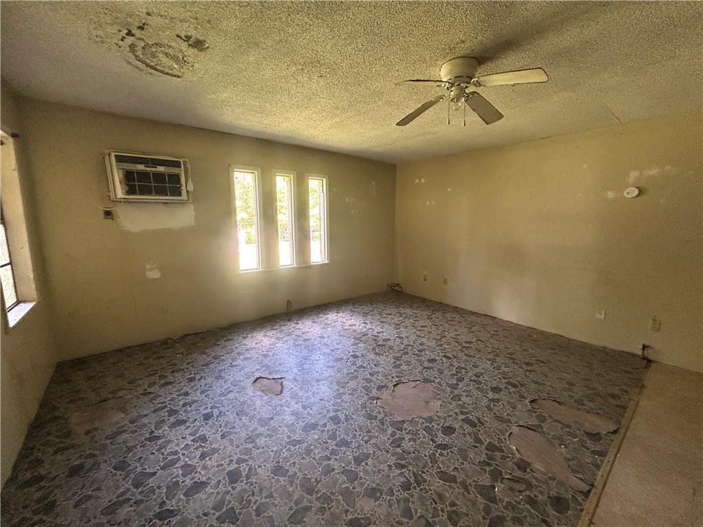Image 4: Living Room