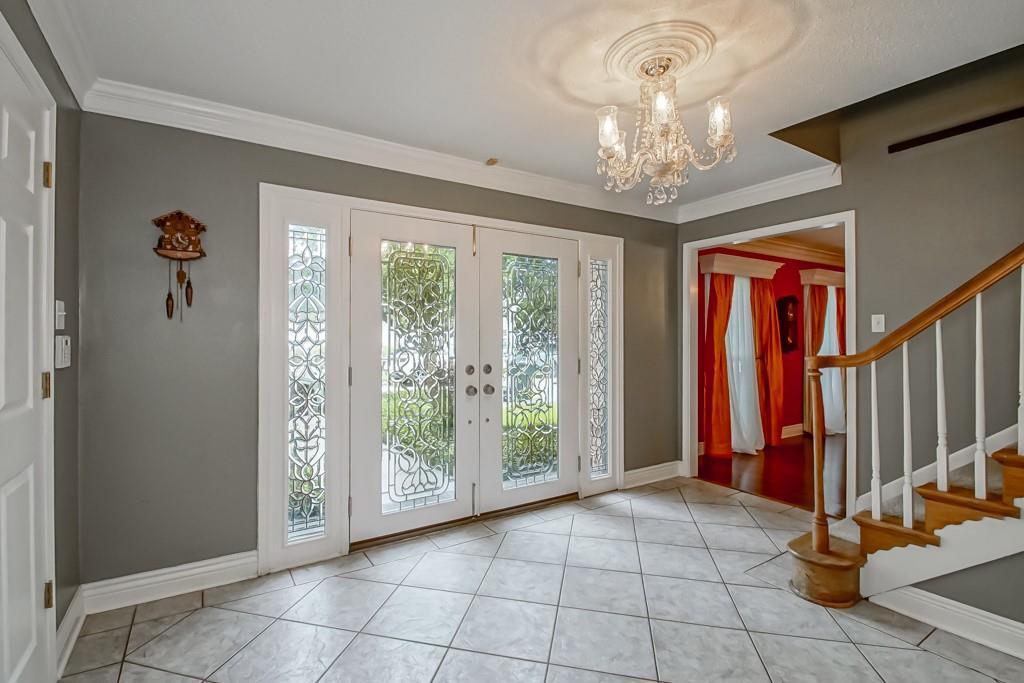Image 3: Gorgeous leaded glass double doors