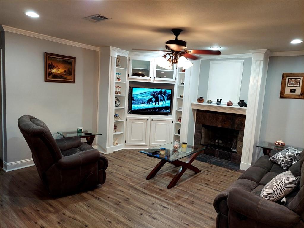Image 3: Living room