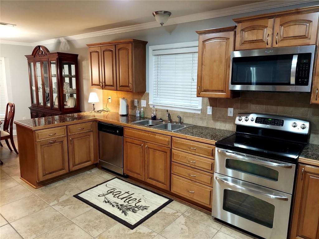 Image 4: Kitchen