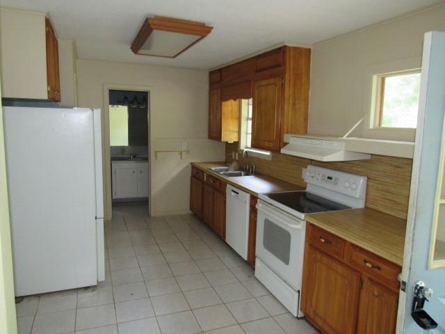 Image 3: Kitchen