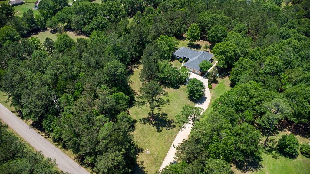Image 4: Wrapped in a lush border of trees for added privac