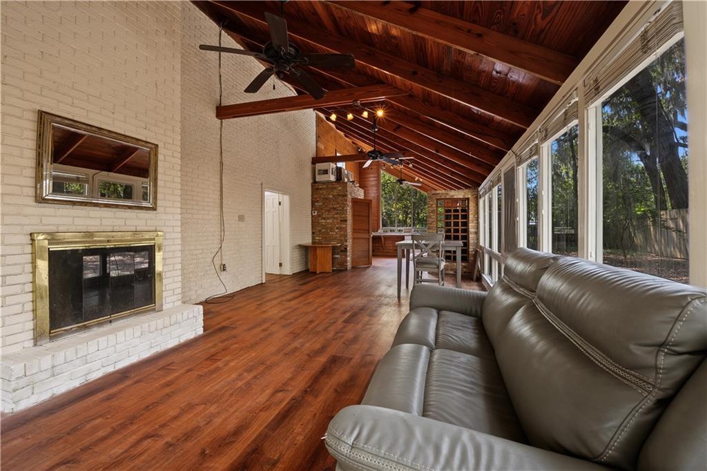 Image 3: Living Room