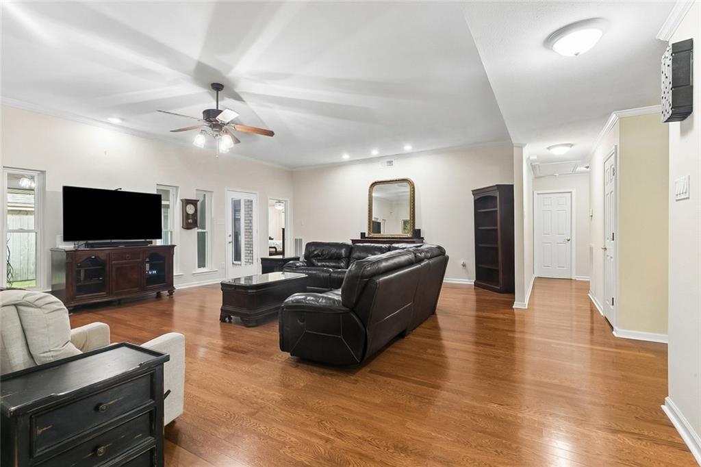 Image 4: HIGH Ceilings in the den