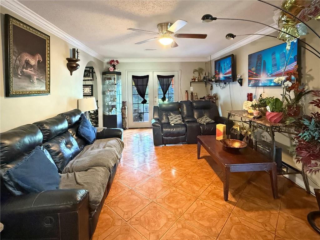 Image 3: Living Room