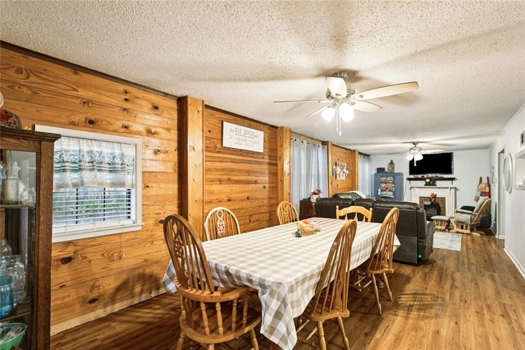 Image 3: Dining room